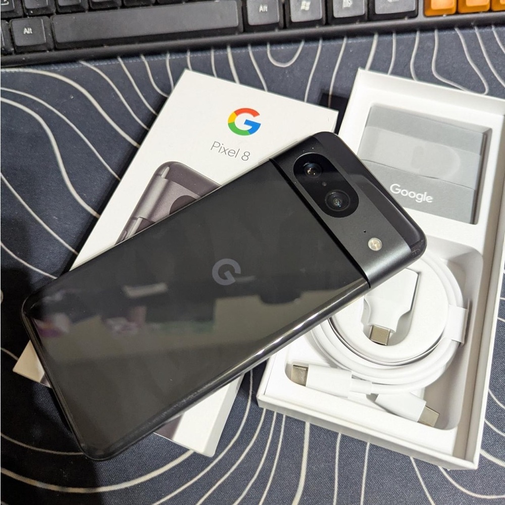 Google Pixel 8 in Sleek Black Finish unlocked good condition